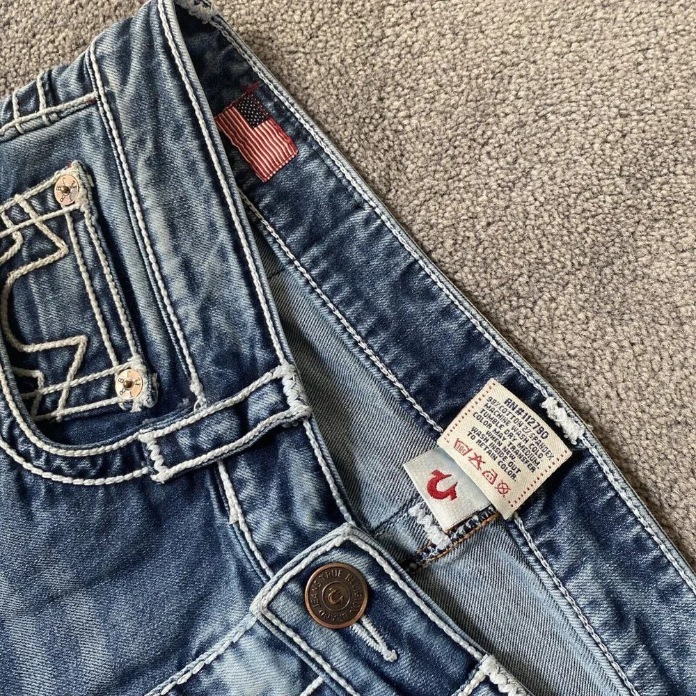 True Religion 28 Mid Rise Slim Cropped Light Wash Blue Jeans T Stitch y2k 29 - Picture 7 of 14